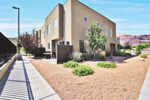 um prédio no deserto com um quintal de terra batida em Entrada at Moab 432 em Moab