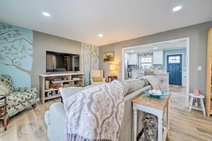 TV a/nebo společenská místnost v ubytování Cozy Wilmington Vacation Rental 10 Mi to Beach!