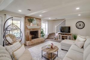 sala de estar con sofá y chimenea en Spacious Houston Vacation Rental with Home Office, en Houston