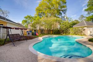 una piscina en el patio trasero de una casa en Spacious Houston Vacation Rental with Home Office, en Houston