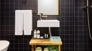 een badkamer met een tafel, een wastafel en een spiegel bij Quinta de Merouço - Villa do Rolapipas in Alijó