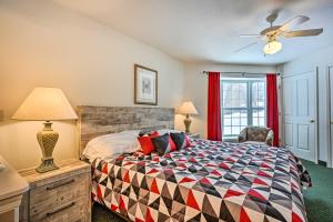 Un dormitorio con una cama y un ventilador de techo. en Pigeon Retreat with Community Pool and Hot Tub!, en Pigeon
