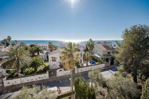 Vistas al mar y a las palmeras de una villa en Apartamento Talaia by MarCalma, en Mont-roig