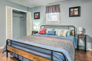 um quarto com uma cama com almofadas coloridas em Spacious Fort Washington Home Near National Mall! em Fort Washington