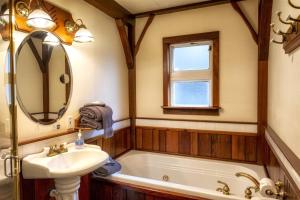 W łazience znajduje się wanna, umywalka i lustro. w obiekcie A - Annie`s Beach House w mieście Fort Bragg