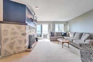 uma sala de estar com um sofá e uma lareira em Waterfront Dewittville Condo with Furnished Balcony! em Dewittville