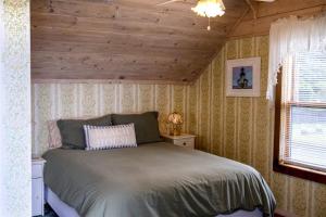sypialnia z łóżkiem i drewnianym sufitem w obiekcie A - Annie`s Beach House w mieście Fort Bragg