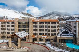 una vista aérea de un complejo en la nieve en The Grand Lodge Hotel and Suites, en Mount Crested Butte