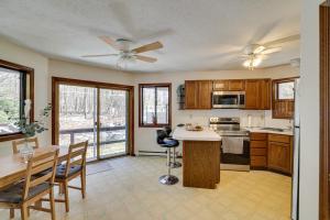 una cucina con tavolo e ventilatore a soffitto di Pocono Summit Vacation Rental with Grill and Fire Pits a Pocono Summit