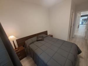 ログローニョにあるRincón de San Blasのベッドルーム1室(ベッド1台、ナイトスタンドのランプ付)