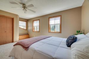 een slaapkamer met een groot bed en een plafondventilator bij Pocono Summit Vacation Rental with Grill and Fire Pits in Pocono Summit