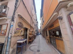 ログローニョにあるRincón de San Blasの街路にあるテーブルや建物のある狭い路地