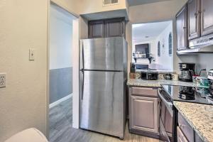 eine Küche mit einem Kühlschrank aus Edelstahl in der Unterkunft Pet-Friendly Bryan Escape about 2 Mi to Texas AandM in Bryan
