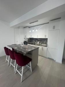 奥拉迪亚Panorama 901的厨房配有大桌子和红色椅子