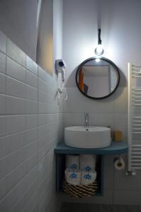 y baño con lavabo, espejo y toallas. en Agropensiune Caban, en Jurilovca