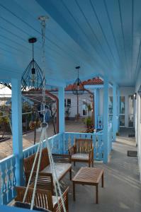 een schommel op de veranda van een strandhuis bij Agropensiune Caban in Jurilovca