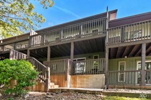 an exterior view of a green building with decks at Alyce Retreat - Nature, Trails and Lake Escape in Bella Vista