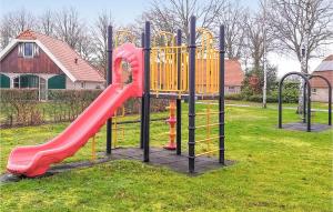 un parque infantil con un tobogán rojo en un parque en Awesome Home In Ijhorst With Kitchen, en IJhorst
