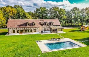 una vista aérea de una casa con piscina en Cozy Home In Blancafort With Heated Swimming Pool, 
