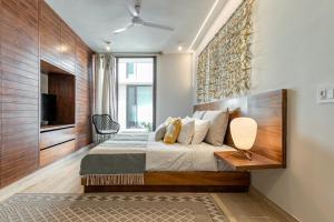 een slaapkamer met een bed, een tv en een raam bij 308-303 Beautiful apartments with 3 bedrooms in Tulum