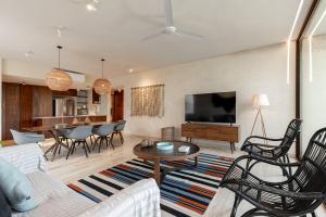 een woonkamer met een bank en een tafel bij 308-303 Beautiful apartments with 3 bedrooms in Tulum