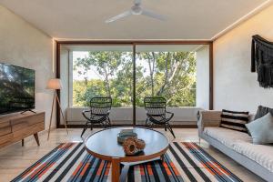 una sala de estar con un sofá y una mesa en 308-303 Beautiful apartments with 3 bedrooms, en Tulum