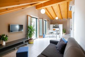 a living room with a couch and a tv at Ca' Degli Antichi Giardini Apartments in Venice