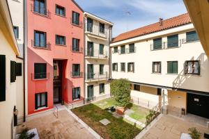 an overhead view of a courtyard in an apartment building at Ca' Degli Antichi Giardini Apartments in Venice