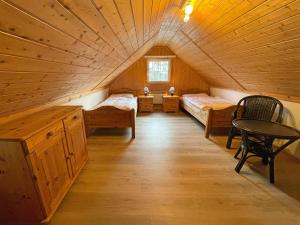 Zimmer mit 2 Betten und einem Tisch im Dachgeschoss in der Unterkunft Ferienhaus am Useriner See, Userin in Userin