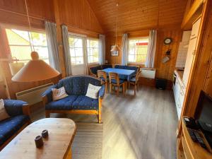 ein Wohnzimmer mit einem Sofa und einem Tisch in der Unterkunft Ferienhaus am Useriner See, Userin in Userin