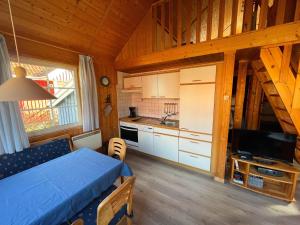 a room with a bed and a kitchen in a cabin at Ferienhaus am Useriner See, Userin in Userin