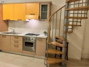 una cucina con scala a chiocciola di Appartamento estivo in centro città a San Benedetto del Tronto Altre 18 foto