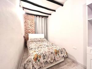 波哥大的住宿－Casa artistica CANDELARIA，卧室配有一张床