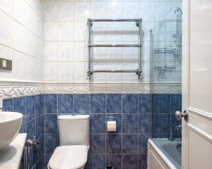 uma casa de banho com um WC e um lavatório em Park Street Mayfair apartments em Londres