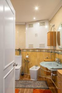 ein Badezimmer mit einem Waschbecken, einem WC und einer Badewanne in der Unterkunft Park Street Mayfair apartments in London
