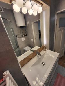 Moti Apartments في كراكوف: حمام مزود بحوض ومِرآة