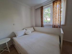 ein kleines Schlafzimmer mit einem Bett und einem Fenster in der Unterkunft Guesthouse Emma in Zadar