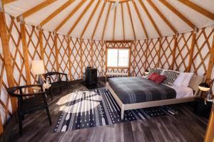 um quarto com uma cama numa tenda em Frontier Drive Inn em Center