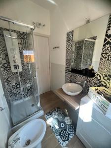 een badkamer met een douche, een toilet en een wastafel bij La dimora di Silvio in Catania