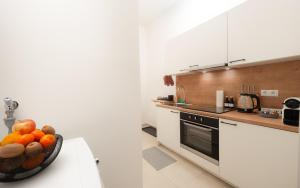 Kuchyňa alebo kuchynka v ubytovaní MALIXA - Apartment in the heart of Vienna next to Metro