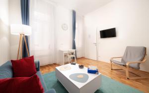Televízia a/alebo spoločenská miestnosť v ubytovaní MALIXA - Apartment in the heart of Vienna next to Metro