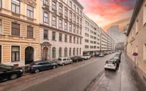 MALIXA - Apartment in the heart of Vienna next to Metro في فيينا: شارع المدينة فيه سيارات ومباني متوقفة
