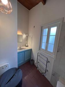 ein Bad mit einem Waschbecken und einem Fenster in der Unterkunft Gîte campagnart 