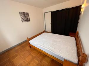 ein Schlafzimmer mit einem Bett und einem schwarzen Vorhang in der Unterkunft Gîte campagnart 