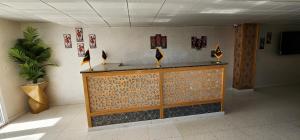 una hall con bancone in camera di HOTEL LE BON CHOIX a Nouadhibou