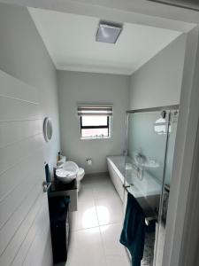 uma casa de banho com um lavatório, um WC e uma banheira em Casa Felice em Langebaan