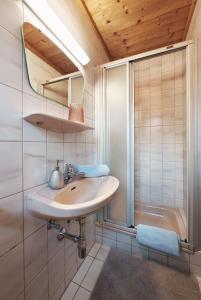W łazience znajduje się umywalka i prysznic. w obiekcie Appartement Leni Leogang w mieście Leogang