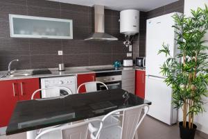 Kuchyňa alebo kuchynka v ubytovaní Apartamentos Vernia 4-15