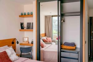 1 dormitorio con litera y espejo en Luxury Atlantic Studio Puerto de la Cruz, en Puerto de la Cruz