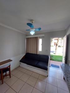 a living room with a couch and a ceiling fan at diRoma Fiori 89 com roupa de cama e banho. in Caldas Novas